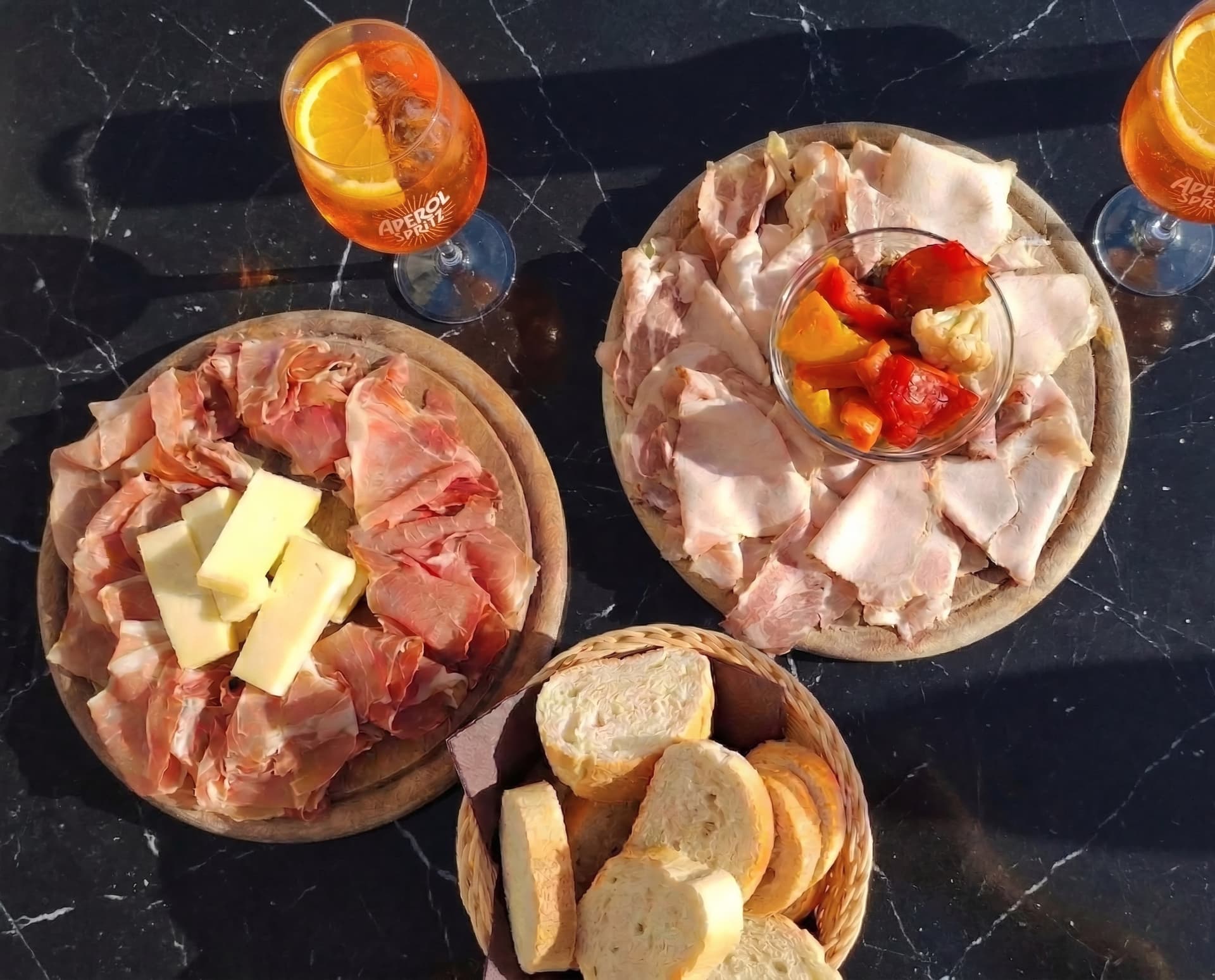 Tagliere di prodotti locali abbinato a Prosecco Superiore DOCG da SECC8 Bollicine a Valdobbiadene